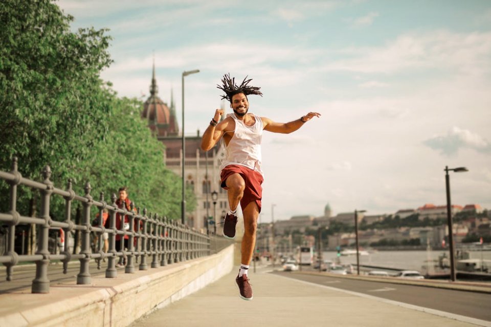 gratis Man Springen Op Betonnen Stoep Stockfoto