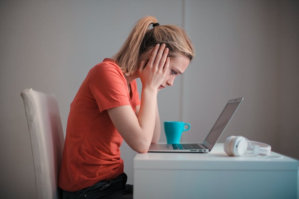 gratis Jonge Onrustige Vrouw Die Laptop Thuis Met Behulp Van Stockfoto