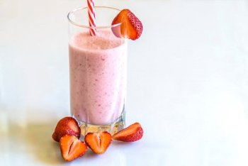 Vegan eiwitshake met fruit